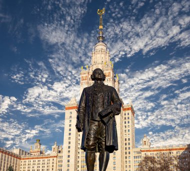 Moskova Devlet Üniversitesi 'nin (MSU) gökyüzünün arka planında Mikhail Vasilyevich Lomonosov (heykeltıraş N. V. Tomsky ve mimar L. V. Rudnev, 1953) anıtı görülüyor.  