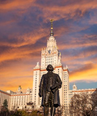Moskova Devlet Üniversitesi 'nin (MSU) gökyüzünün arka planında Mikhail Vasilyevich Lomonosov (heykeltıraş N. V. Tomsky ve mimar L. V. Rudnev, 1953) anıtı görülüyor.  