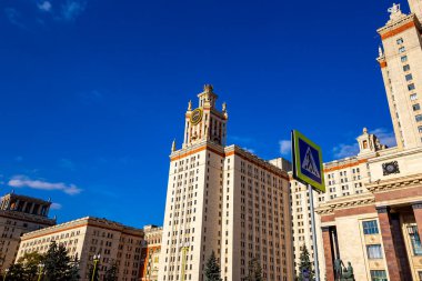 Sparrow Hills 'teki Lomonosov Moskova Devlet Üniversitesi' nin ana binası (sonbahar güneşli günü). Rusya 'nın en üst düzey eğitim kurumudur. Rusya  