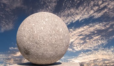 Gökyüzünün arka planında bulutlu büyük granit top 