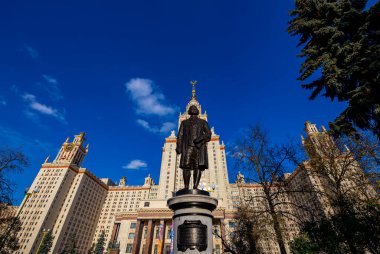 Rusya 'nın başkenti Sparrow Hills' teki Moskova Devlet Üniversitesi 'nin (MSU) ana binasının yanından Mikhail Vasilyevich Lomonosov anıtının (sonbahar güneşli günü) görüntüsü