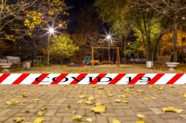 Moskova, Rusya 'da Coronavirus. Konut alanlarından birinde (bulanık manzara) bir sonbahar gecesinde boş bir oyun alanı. Covid-19 işareti. COVID salgını ve seyahat kavramı.