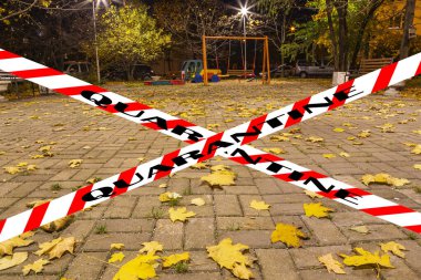 Moskova, Rusya 'da Coronavirus. Bir sonbahar gecesinde boş bir oyun parkı yerleşim alanlarından birinde. Karantina işareti. COVID salgını ve seyahat kavramı