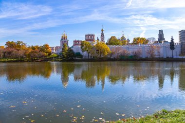 Güneşli bir sonbahar gününde Novodevichy manastırı (Bogoroditse-Smolensky manastırı) ve büyük Novodevichy göleti manzarası. Moskova, Rusya. UNESCO dünya mirası sahası