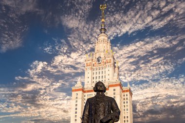 Moskova Devlet Üniversitesi 'nin (MSU) gökyüzünün arka planında Mikhail Vasilyevich Lomonosov (heykeltıraş N. V. Tomsky ve mimar L. V. Rudnev, 1953) anıtı görülüyor.  
