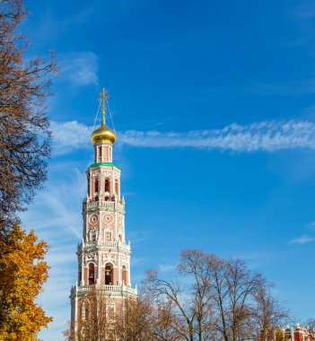 Novodevichy manastırı (Bogoroditse-Smolensky manastırı) güneşli bir sonbahar gününde. Sekizgen çan kulesi. Moskova, Rusya. UNESCO dünya mirası sahası