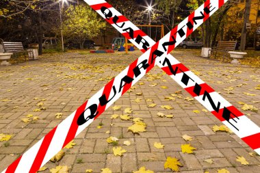 Moskova, Rusya 'da Coronavirus. Bir sonbahar gecesinde boş bir oyun parkı yerleşim alanlarından birinde. Karantina işareti. COVID salgını ve seyahat kavramı