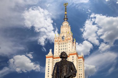 Moskova Devlet Üniversitesi 'nin (MSU) gökyüzünün arka planında Mikhail Vasilyevich Lomonosov (heykeltıraş N. V. Tomsky ve mimar L. V. Rudnev, 1953) anıtı görülüyor.  