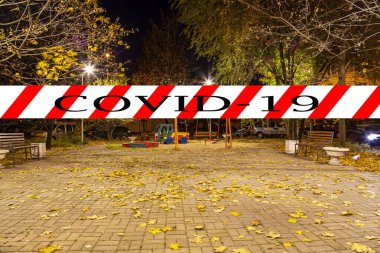 Moskova, Rusya 'da Coronavirus. Bir sonbahar gecesinde boş bir oyun parkı yerleşim alanlarından birinde. Covid-19 işareti. COVID salgını ve seyahat kavramı