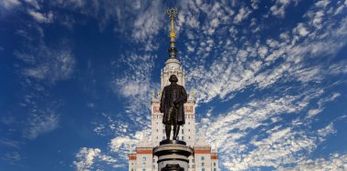 Moskova Devlet Üniversitesi 'nin (MSU) gökyüzünün arka planında Mikhail Vasilyevich Lomonosov (heykeltıraş N. V. Tomsky ve mimar L. V. Rudnev, 1953) anıtı görülüyor.  