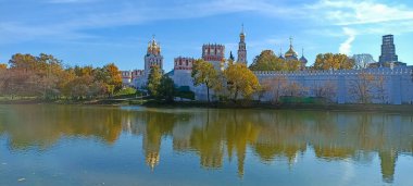 Novodevichy manastırı (Bogoroditse-Smolensky manastırı) ve güneşli bir sonbahar gününde büyük Novodevichy göleti manzarası (panoramik manzara). Moskova, Rusya. UNESCO dünya mirası sahası