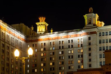 Sparrow Hills 'teki Lomonosov Moskova Devlet Üniversitesi' nin ana binası (sonbahar akşamı). Rusya 'nın en üst düzey eğitim kurumudur. Rusya 