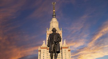 Moskova Devlet Üniversitesi 'nin (MSU) gökyüzünün arka planında Mikhail Vasilyevich Lomonosov (heykeltıraş N. V. Tomsky ve mimar L. V. Rudnev, 1953) anıtı görülüyor.  