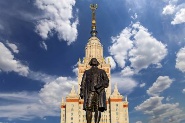 Moskova Devlet Üniversitesi 'nin (MSU) gökyüzünün arka planında Mikhail Vasilyevich Lomonosov (heykeltıraş N. V. Tomsky ve mimar L. V. Rudnev, 1953) anıtı görülüyor.  