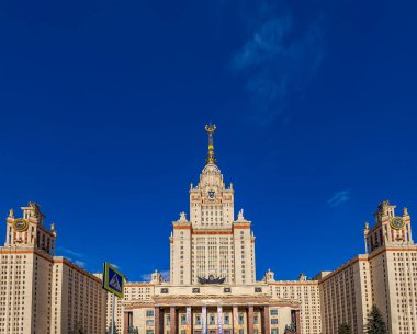 Sparrow Hills 'teki Lomonosov Moskova Eyalet Üniversitesi' nin ana binası. Rusya 'nın en üst düzey eğitim kurumudur. Rusya  