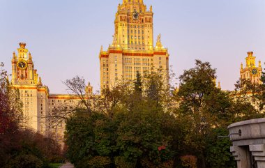 Sparrow Hills 'teki Lomonosov Moskova Devlet Üniversitesi' nin ana binası (sonbahar akşamı). Rusya 'nın en üst düzey eğitim kurumudur. Rusya 