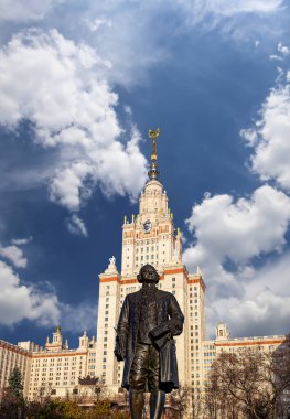 Moskova Devlet Üniversitesi 'nin (MSU) gökyüzünün arka planında Mikhail Vasilyevich Lomonosov (heykeltıraş N. V. Tomsky ve mimar L. V. Rudnev, 1953) anıtı görülüyor.  