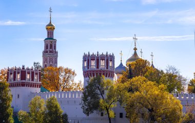 Novodevichy manastırı (Bogoroditse-Smolensky manastırı) güneşli bir sonbahar gününde. Moskova, Rusya. UNESCO dünya mirası sahası