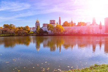 Güneşli bir sonbahar gününde Novodevichy manastırı (Bogoroditse-Smolensky manastırı) ve büyük Novodevichy göleti manzarası. Moskova, Rusya. UNESCO dünya mirası sahası