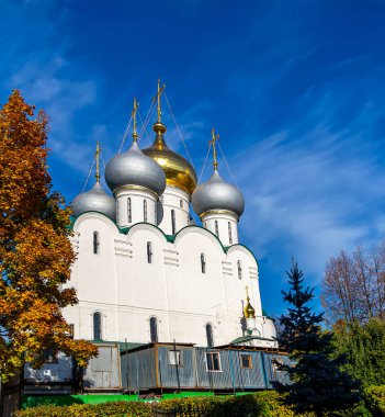 Novodevichy manastırı (Bogoroditse-Smolensky manastırı) güneşli bir sonbahar gününde. Smolensk Leydisi Katedrali (16. yüzyıl). Moskova, Rusya. UNESCO dünya mirası sahası    