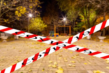 Moskova, Rusya 'da Coronavirus. Konut alanlarından birinde (bulanık manzara) bir sonbahar gecesinde boş bir oyun alanı. Covid-19 işareti. COVID salgını ve seyahat kavramı.