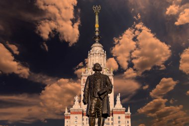 Moskova Devlet Üniversitesi 'nin (MSU) gökyüzünün arka planında Mikhail Vasilyevich Lomonosov (heykeltıraş N. V. Tomsky ve mimar L. V. Rudnev, 1953) anıtı görülüyor.  