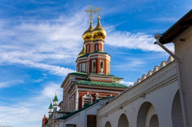 Novodevichy manastırı (Bogoroditse-Smolensky manastırı) güneşli bir sonbahar gününde. Moskova, Rusya. UNESCO dünya mirası sahası