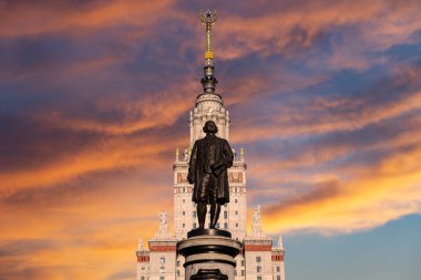 Moskova Devlet Üniversitesi 'nin (MSU) gökyüzünün arka planında Mikhail Vasilyevich Lomonosov (heykeltıraş N. V. Tomsky ve mimar L. V. Rudnev, 1953) anıtı görülüyor.  