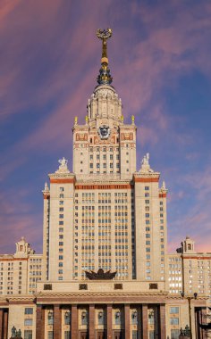 Sparrow Hills 'teki Lomonosov Moskova Devlet Üniversitesi' nin ana binası (gökyüzünün arka planı bulutlu). Rusya 'nın en üst düzey eğitim kurumudur. Rusya