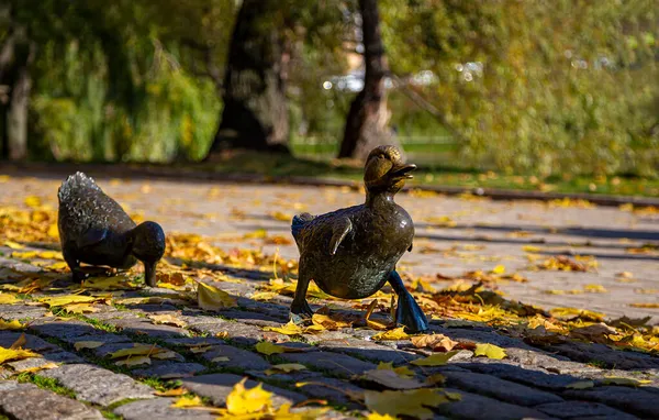 Pomnik Kacząt Drogowych Parku Stawy Novodevichy Jesienią Rzeźba Kaczki Kaczątkami — Zdjęcie stockowe