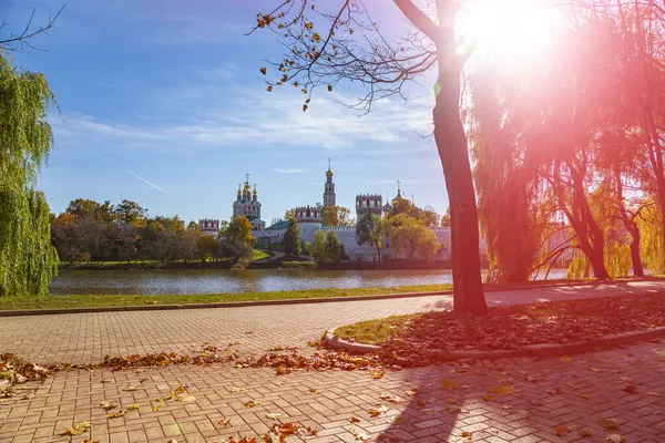 ノヴォディシィ修道院 ボゴディツェ スモレンスキー修道院 と大きなノヴォディシィ池の眺めは 晴れた秋の日 モスクワ ロシア ユネスコ世界遺産 — ストック写真