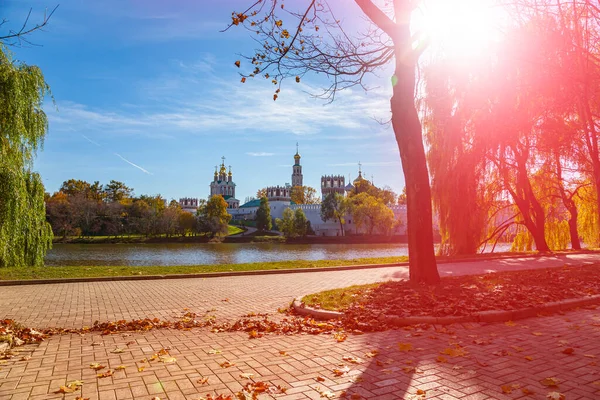 Güneşli bir sonbahar gününde Novodevichy manastırı (Bogoroditse-Smolensky manastırı) ve büyük Novodevichy göleti manzarası. Moskova, Rusya. UNESCO dünya mirası sahası