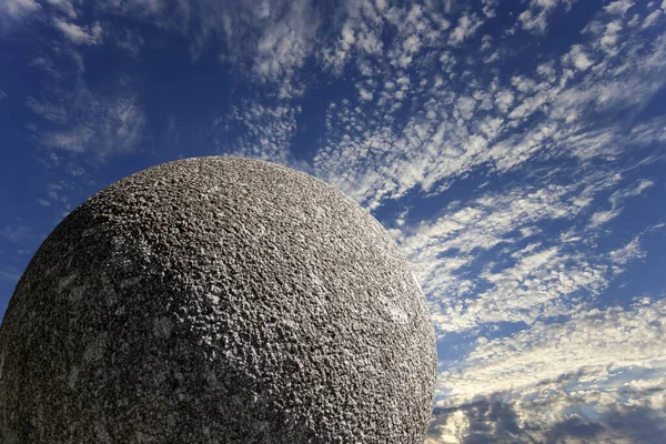 Grande Bola Granito Fundo Céu Com Nuvens — Fotografia de Stock