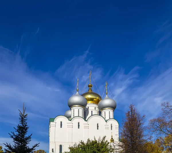 晴れた秋の日にNovodevichy修道院 ボゴロディツェ スモレンスキー修道院 スモレンスクの聖母大聖堂 16世紀 モスクワ ロシア ユネスコ世界遺産 — ストック写真