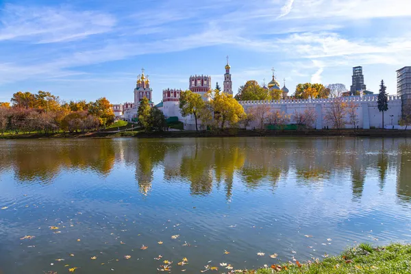 View Novodevichy Convent Bogoroditse Smolensky Monastery Big Novodevichy Pond Sunny — Stock Photo, Image