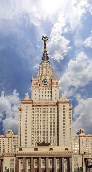 Główny Budynek Uniwersytetu Stanowego Łomonosowa Wzgórzach Wróbla Tle Nieba Chmurami — Zdjęcie stockowe
