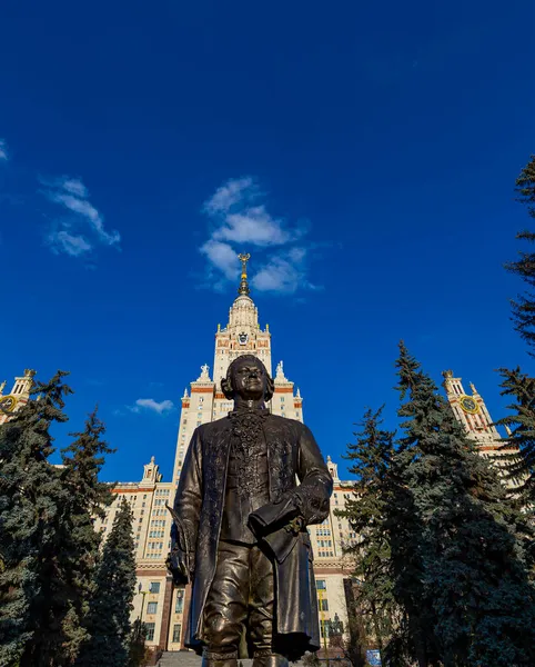러시아 스패로우 힐스에 모스크바 대학교 Msu 측면에 기념비의 — 스톡 사진
