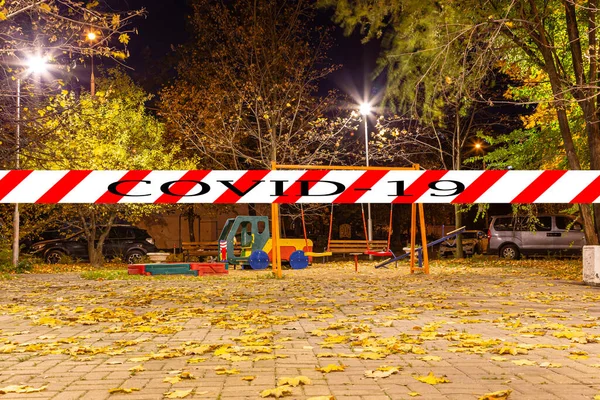 Coronavirus Moskva Ryssland Tom Lekplats Höstkväll Ett Bostadsområdena Covid Skylt — Stockfoto