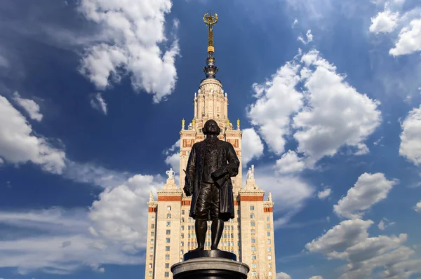 在俄罗斯天空背景下建造莫斯科国立大学 Msu 的Mikhail Vasilyevich Lomonosov 雕塑家N Tomsky和建筑师L Rudnev 1953年 纪念碑视图 — 图库照片