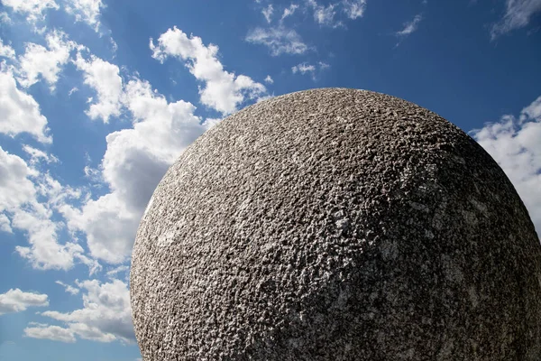 Grande Boule Granit Sur Fond Ciel Avec Des Nuages — Photo