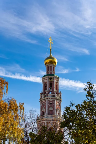 Novodevichy manastırı (Bogoroditse-Smolensky manastırı) güneşli bir sonbahar gününde. Sekizgen çan kulesi. Moskova, Rusya. UNESCO dünya mirası sahası
