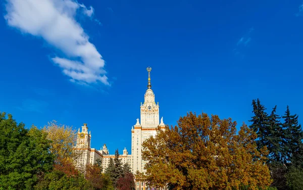 Główny Budynek Uniwersytetu Stanowego Łomonosowa Wzgórzach Wróbla Jesienny Słoneczny Dzień — Zdjęcie stockowe