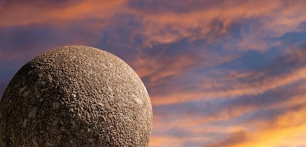 Gran Bola Granito Fondo Del Cielo Con Nubes —  Fotos de Stock