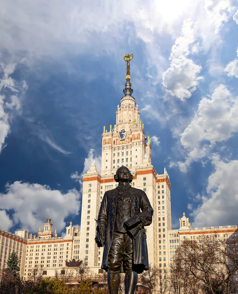 Moskova Devlet Üniversitesi 'nin (MSU) gökyüzünün arka planında Mikhail Vasilyevich Lomonosov (heykeltıraş N. V. Tomsky ve mimar L. V. Rudnev, 1953) anıtı görülüyor.  