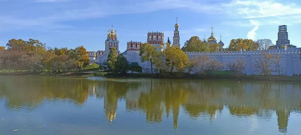 Novodevichy manastırı (Bogoroditse-Smolensky manastırı) ve güneşli bir sonbahar gününde büyük Novodevichy göleti manzarası (panoramik manzara). Moskova, Rusya. UNESCO dünya mirası sahası
