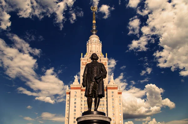 Moskova Devlet Üniversitesi 'nin (MSU) gökyüzünün arka planında Mikhail Vasilyevich Lomonosov (heykeltıraş N. V. Tomsky ve mimar L. V. Rudnev, 1953) anıtı görülüyor.  