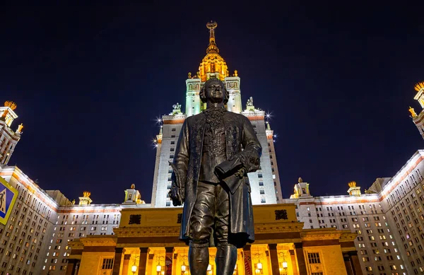 Rusya 'nın başkenti Sparrow Hills' teki Moskova Devlet Üniversitesi 'nin (MSU) ana binasının yanından Mikhail Vasilyevich Lomonosov anıtının (sonbahar akşamı) görüntüsü.  