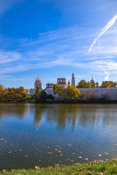 Güneşli bir sonbahar gününde Novodevichy manastırı (Bogoroditse-Smolensky manastırı) ve büyük Novodevichy göleti manzarası. Moskova, Rusya. UNESCO dünya mirası sahası