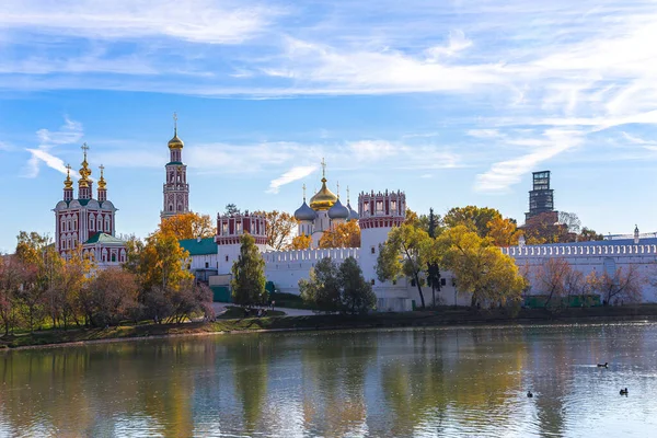 Güneşli bir sonbahar gününde Novodevichy manastırı (Bogoroditse-Smolensky manastırı) ve büyük Novodevichy göleti manzarası. Moskova, Rusya. UNESCO dünya mirası sahası