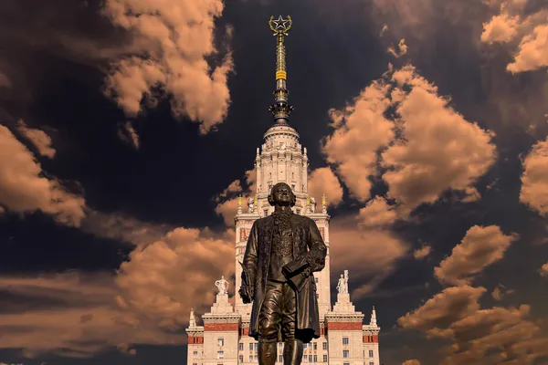 Moskova Devlet Üniversitesi 'nin (MSU) gökyüzünün arka planında Mikhail Vasilyevich Lomonosov (heykeltıraş N. V. Tomsky ve mimar L. V. Rudnev, 1953) anıtı görülüyor.  